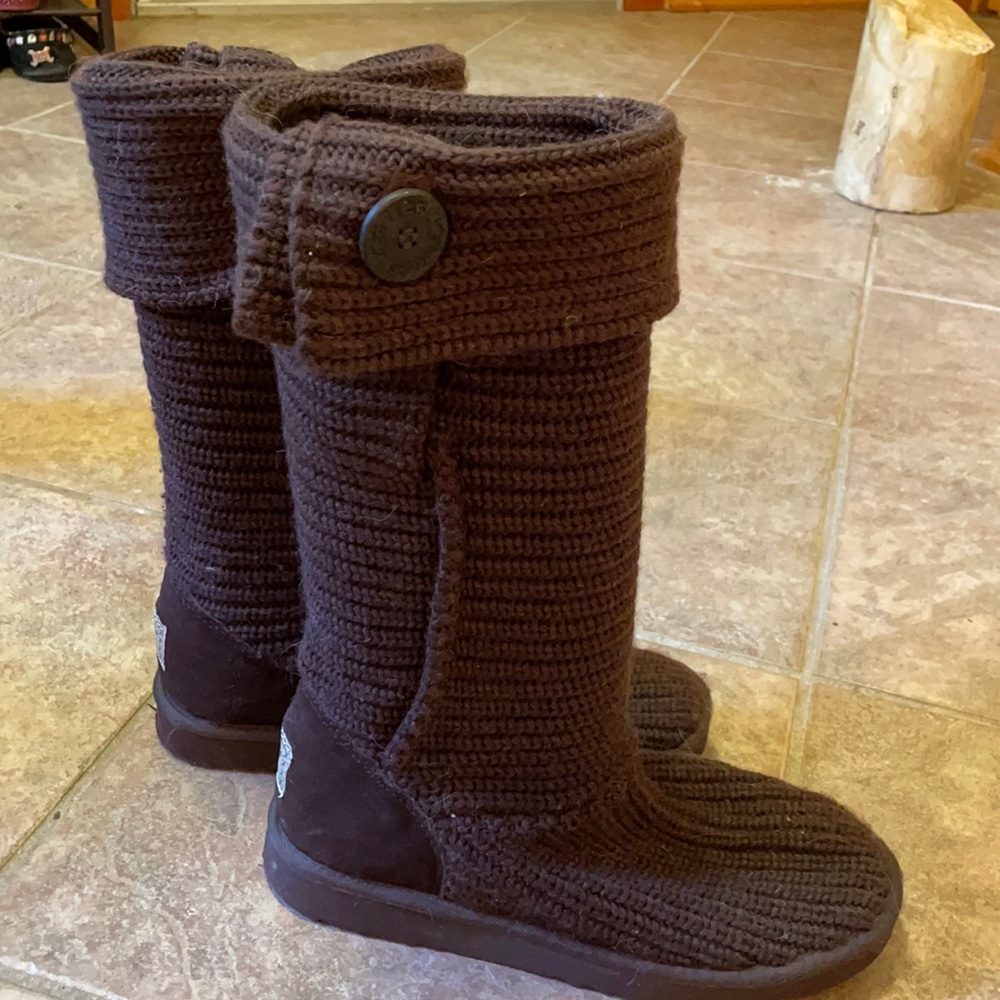 Size 10 ugg brown knit boots